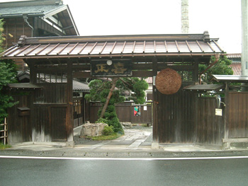 造り酒屋・野崎酒造の杉玉
