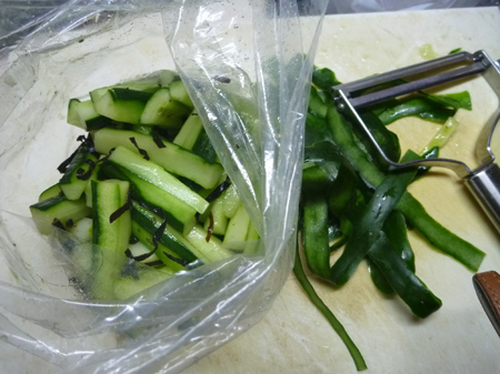 雑草を叩く