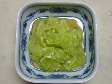雑草を叩く