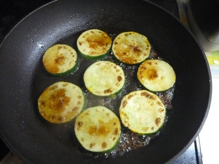 雑草を叩く