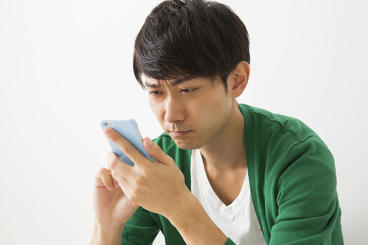 iPhoneを手に持った男性