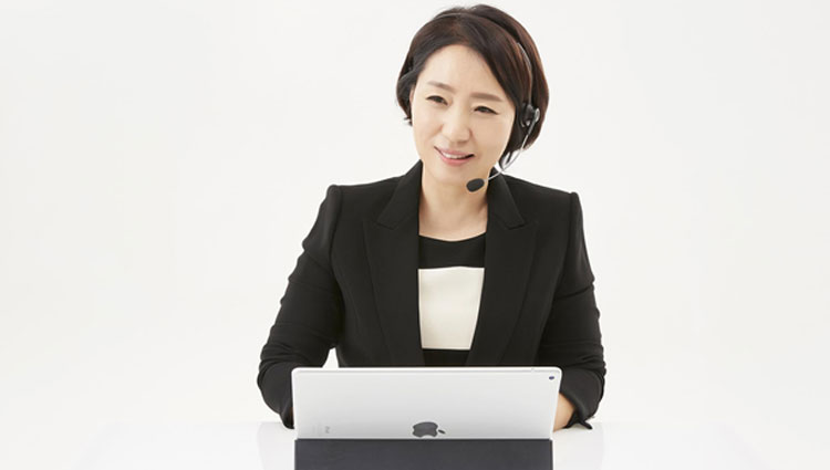 Macを操作する女性