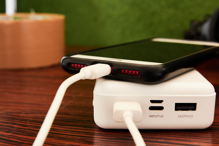 モバイルバッテリーに接続して充電しているiPhone