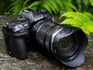 絶対的な信頼性と先進技術を兼ね備えた職人気質の二代目カメラ OM SYSTEM OM-1 Mark II