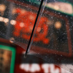 富士フイルム「XF27mmF2.8 R WR」と雨を楽しむ～まち歩きスナップのヒント