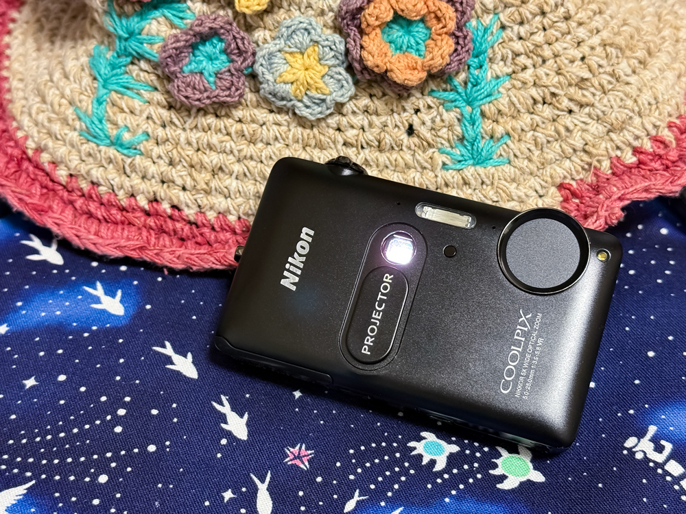 プロジェクター機能付きのレアコンデジ！ ニコン COOLPIX S1200pj