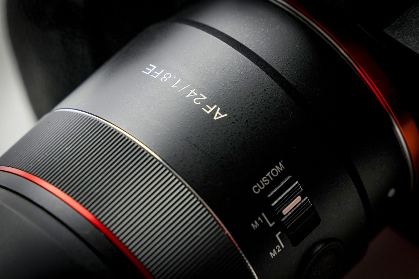 日常を気楽に切りとる手軽な広角単焦点レンズ サムヤン「AF 24mm F1.8 FE」