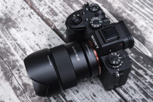 サムヤン AF 35mm F1.8 P FE｜216gの軽さが魅力の単焦点レンズ