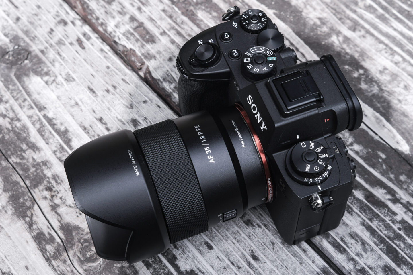 サムヤン AF 35mm F1.8 P FE｜216gの軽さが魅力の単焦点レンズ