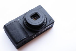 リコー GR IV Monochrome レビュー｜光の見え方、捉え方が変わるモノクロ専用機