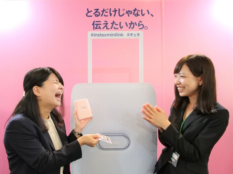 プリントを見て大笑いする画像.jpg