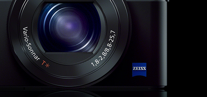 広角24mm、テレ端F2.8のZEISSバリオ・ゾナーT＊レンズ