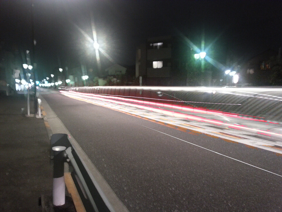 走る車の光だけをとらえた写真を撮ることができました!