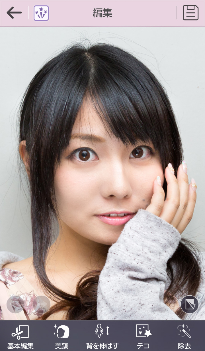 自撮りするだけで自動で美肌補正!