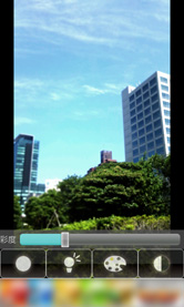 [彩度]を強くした左の画像は、おもちゃの街並みのような仕上がり。